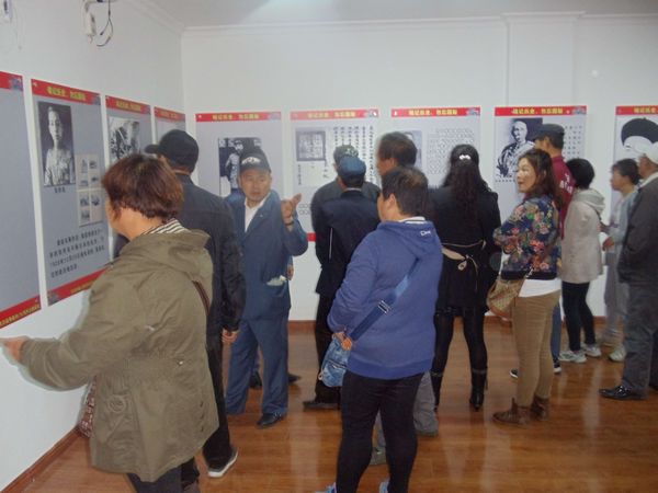 1444270781271889.jpg 图为聋人朋友参观图片展.jpg