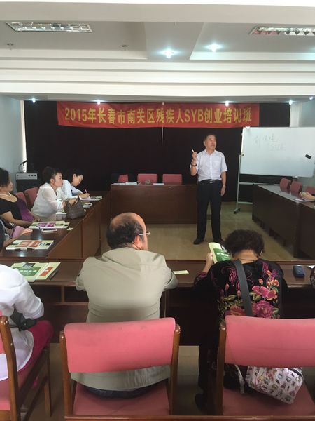 1445827850408876.jpg 现场图一:老师讲课.jpg