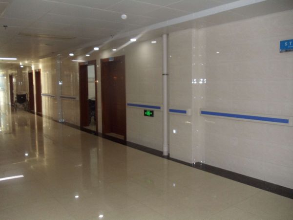 1445828913310268.jpg 图为安装防撞扶手的走廊.jpg