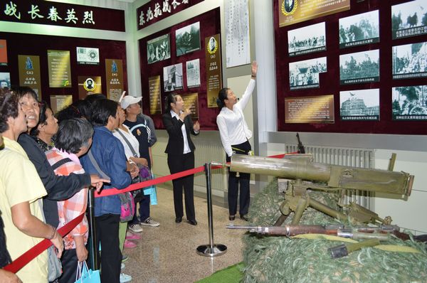 1445829307984631.jpg 图为讲解员在为残障朋友讲解.jpg