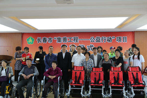 1495012453690084.jpg 图为“集善工程—公益行动”项目物品发放仪式现场.JPG