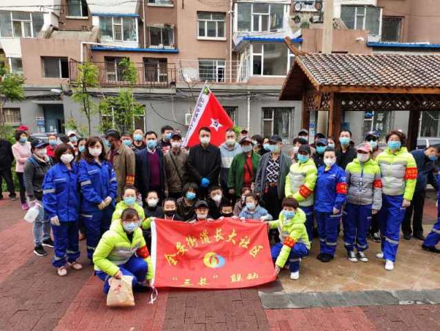 党员志愿者进社区 开展楼道集中消杀.jpg