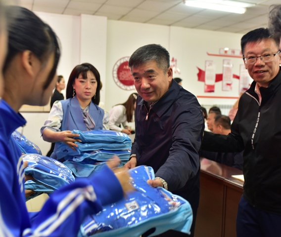 1621235577954494.jpg 市残联副理事长张英君为孩子发放慰问品.jpg