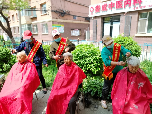 1621237967939979.jpg 金手杖志愿者为群众免费理发.jpg