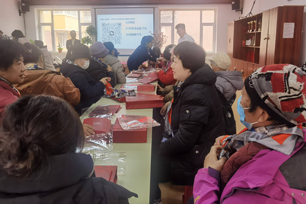 前进街道东田社区开展“三八佳节同欢庆 丝巾搭配绽芳华”活动图片1.png