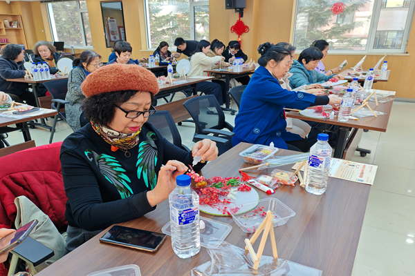 3.17前进街道文苑社区     扇舞财智 妙绘时光-残疾人团扇手工制作活动图片1.png