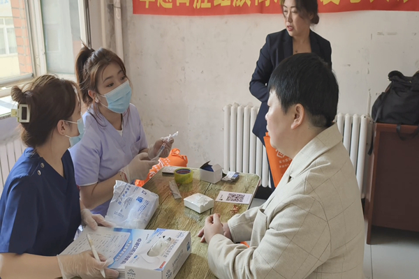 2025年5月19日，红旗街道富锦社区开展“关爱口腔健康 共建幸福家园”公益义诊活动.jpg
